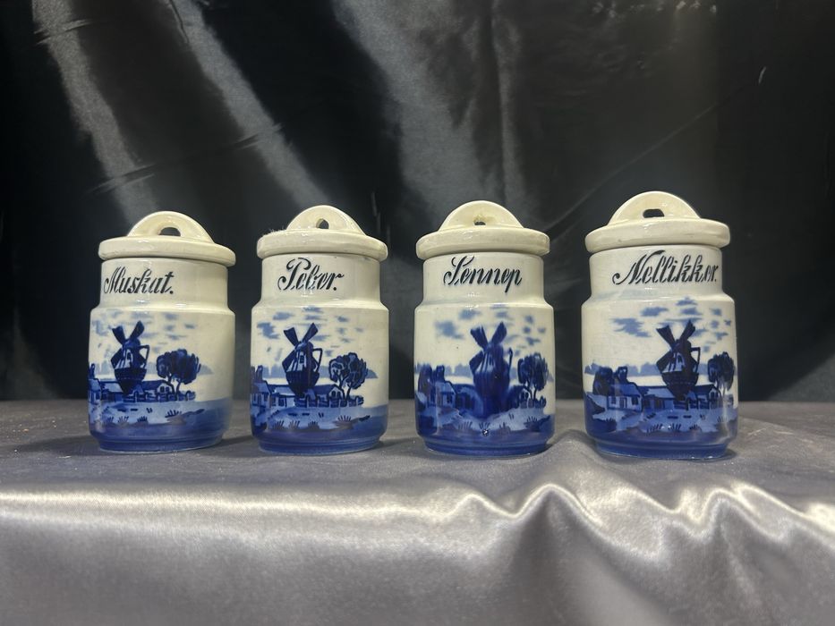 Zestaw czterech ceramicznych pojemników na przyprawy holenderski wzór