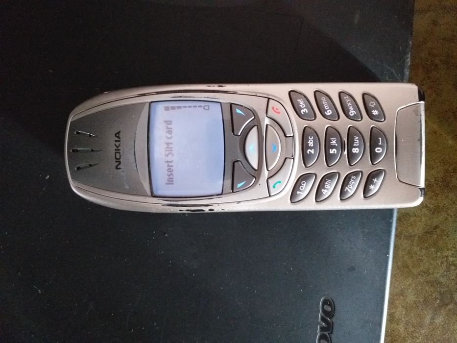 Telefon Nokia 6310i.