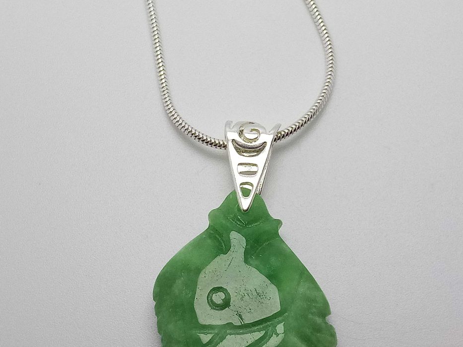 Colar pingente de Jadeíta Jade peixe esculpido 75,32ct  Envio Grátis !