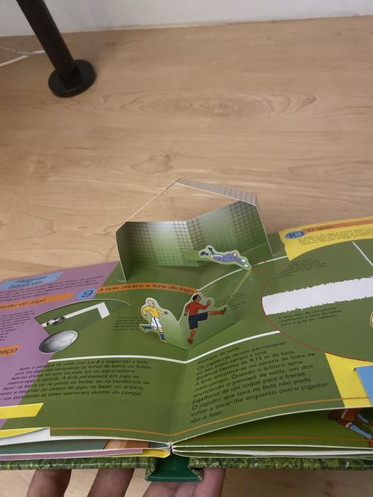 Livro Pop-Up de Futebol