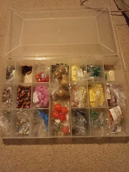 Caixa de missangas e contas para fios e colares