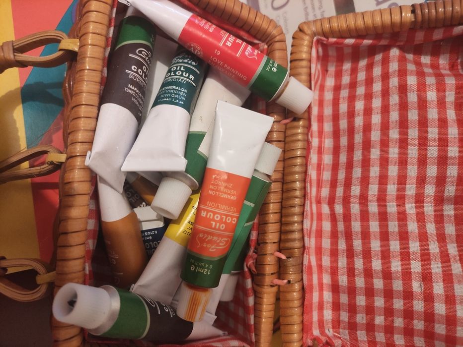 Kit artístico com vários materiais e cavalete ajustável