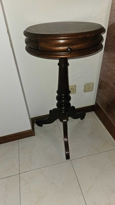 Mesa de madeira com gaveta