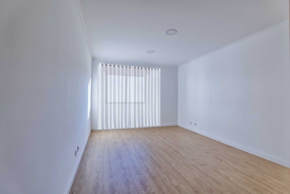 Amadora T2 _ 3 ass1º Andar com garagem ( BOX) totalmente renovado