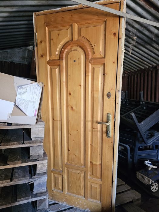 Дерев'яні вхідні  двері, в нормальному косметичному стані