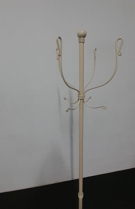 Cabide de ferro branco beje.
