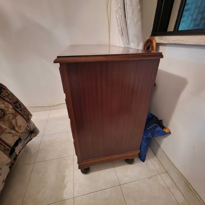 Cómoda clássica em madeira maciça – excelente estado