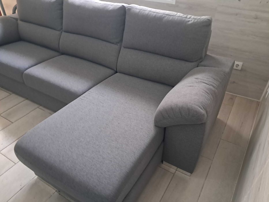 Sofá Chaise Long em estado novo.