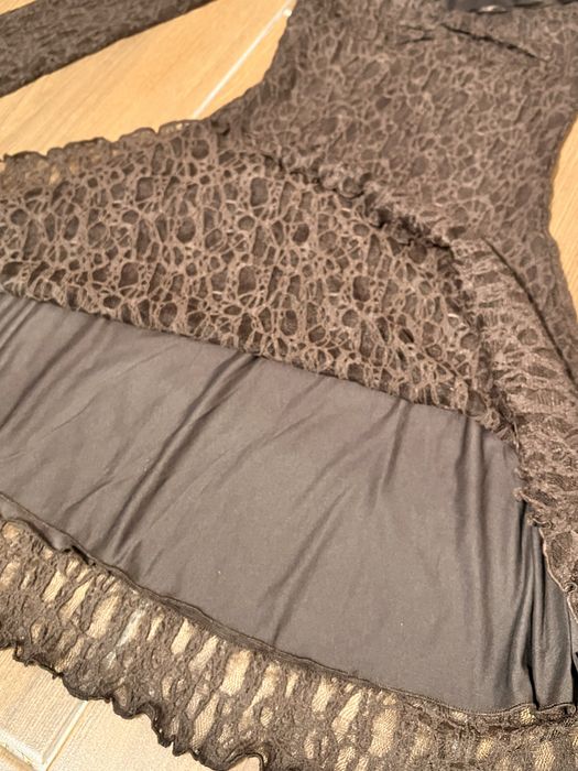 Коротка мереживна коричнева сукня з відкритими плечима від Bershka