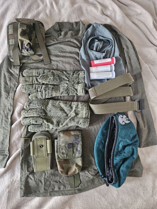 Koszulka, beret 56, rękawice, ładownice, pasek, kominarka