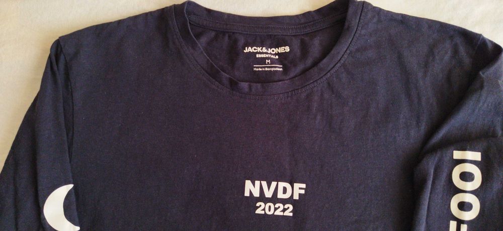 Футболка  Jack & Jones  синяя или красная (размер M )