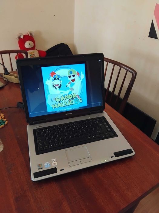 Computador portatil bararato com carregador original  com bateria em bom estado