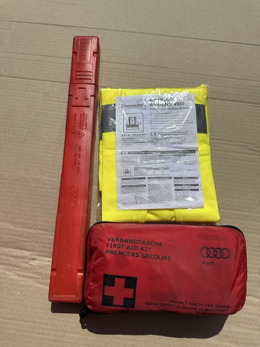 Аптечка,аварійний знак,жилетка audi q7,q5,a4,a6/e-tron