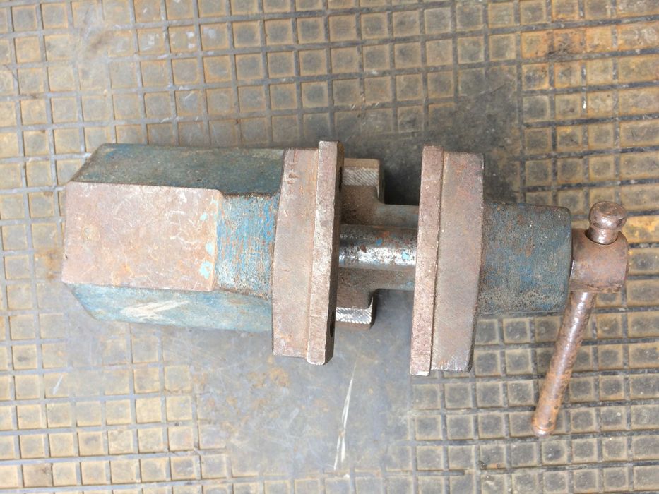 Лещата, тіски середні