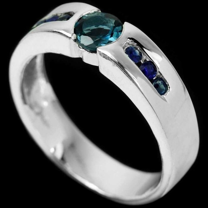 Серебряное кольцо с лондон блю топазом и сапфиром.Размер 18.25