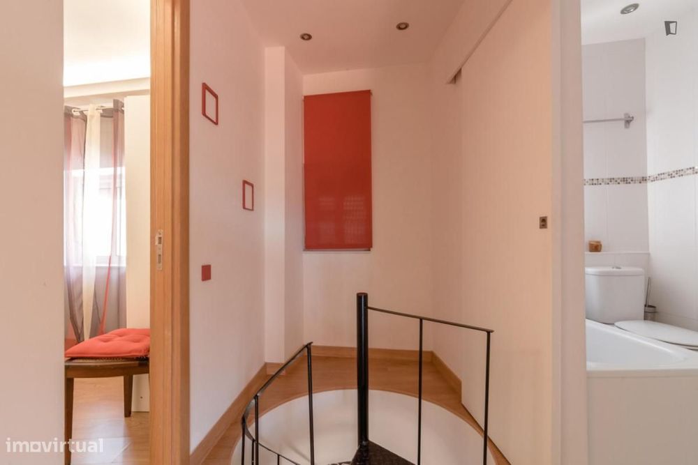 Quarto - localizado em Campolide Lisbon