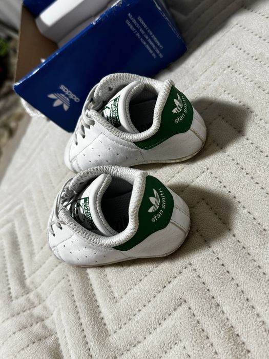 Дитяче взуття кросівки adidas 19 розмір