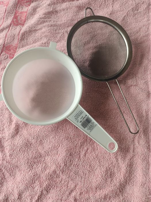 Sitko metalowe 16 cm i sitko gęste plastikowe biale 16 cm