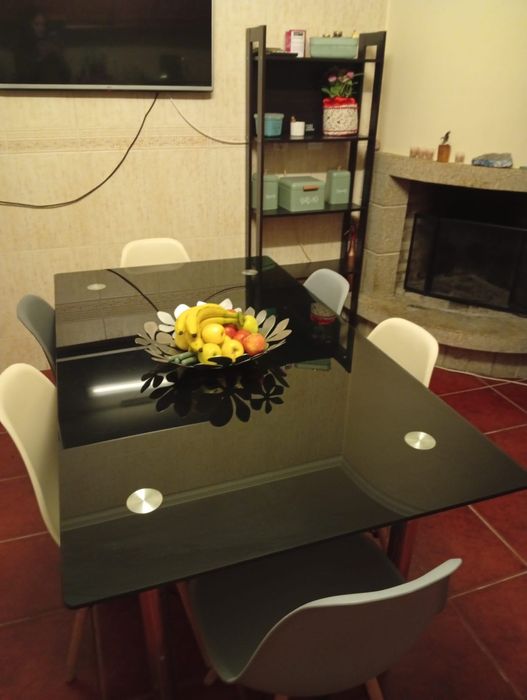 Conjunto de cadeiras e mesa, mais estante