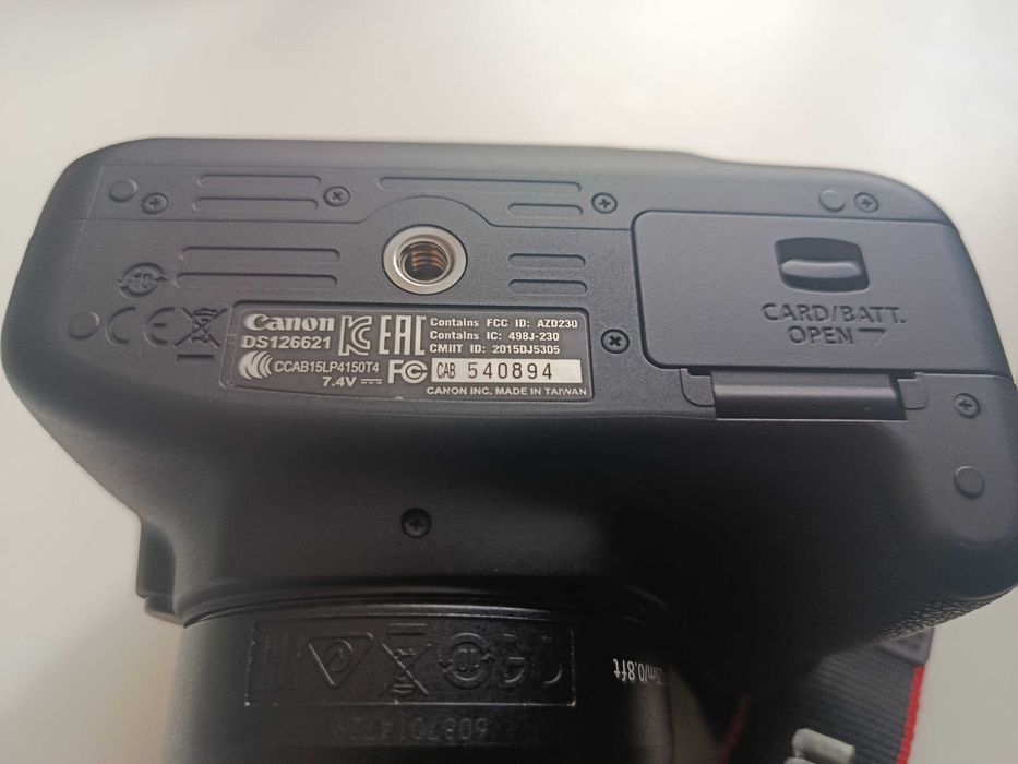 Canon 1300D + 18-55 mm + 75-300 mm.