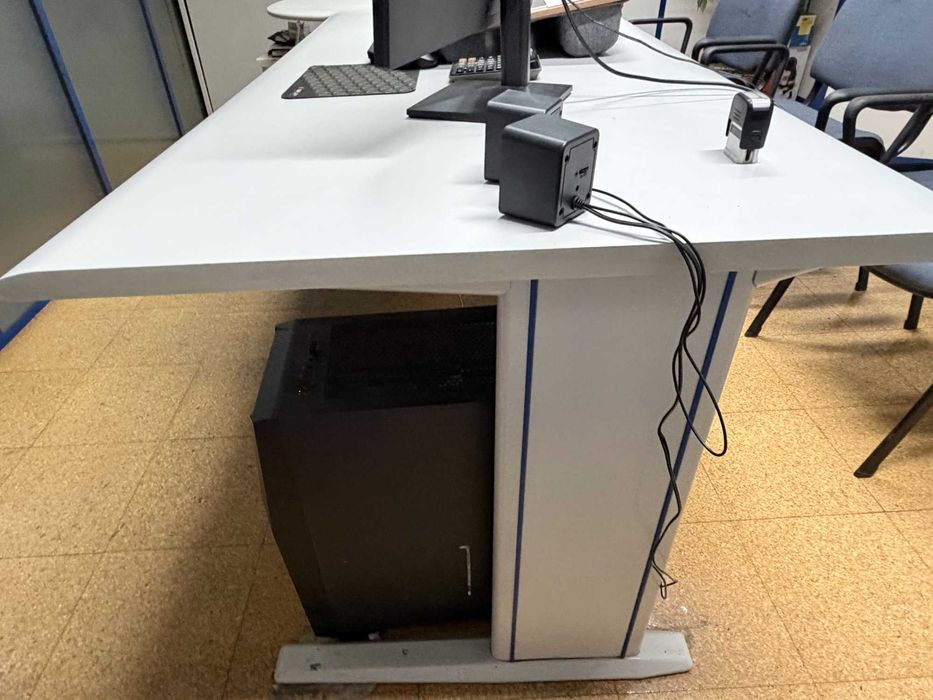 Mesa de escritório cinzenta em L – 2 módulos