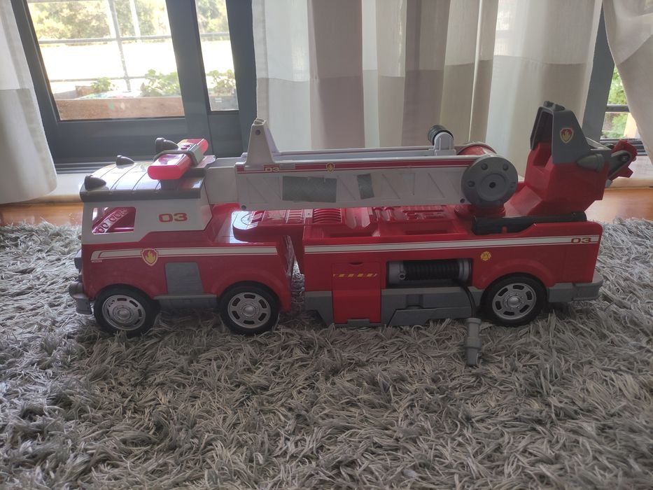 Camião dos bombeiros patrulha pata