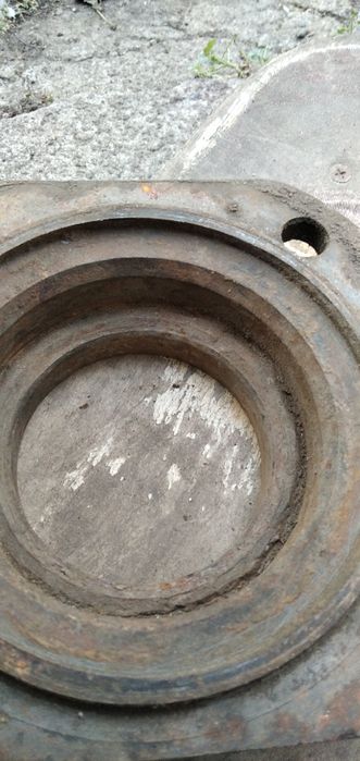 Кришка сальника бдш є втулка,  і корпус у зборі