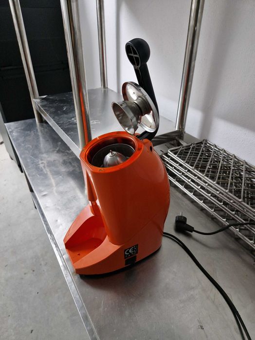 Espremedor de Citrinos Eléctrico - "SANTOS"