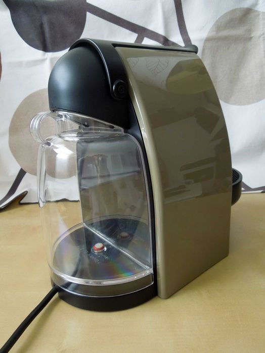 Máquina Nespresso Essenza Krups - como nova, quase sem uso