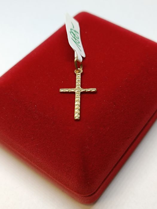 Złoty wisiorek krzyżyk ze wzorem, złoto próby 333