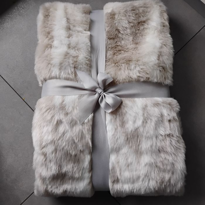 Koc o wyglądzie futra króliczego