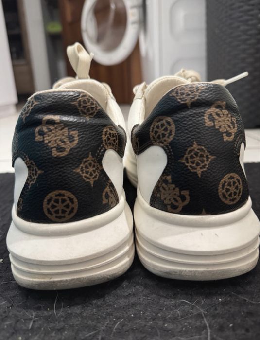 Buty białe guess