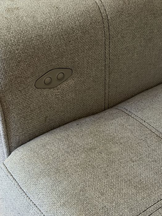 Fotel elektrycznie rozkładany z podnóżkiem – regulowane oparcie