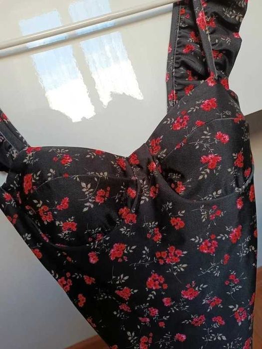 Nowe czarne body w czerwone kwiatki falbanka
