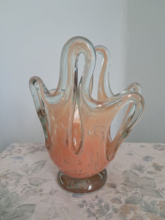 Piękna forma artystycznego szkła ,, Chusta "