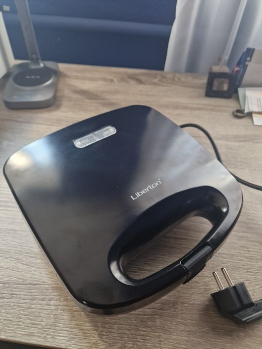 Бутербродниця/вафельниця Liberton LSM-8021