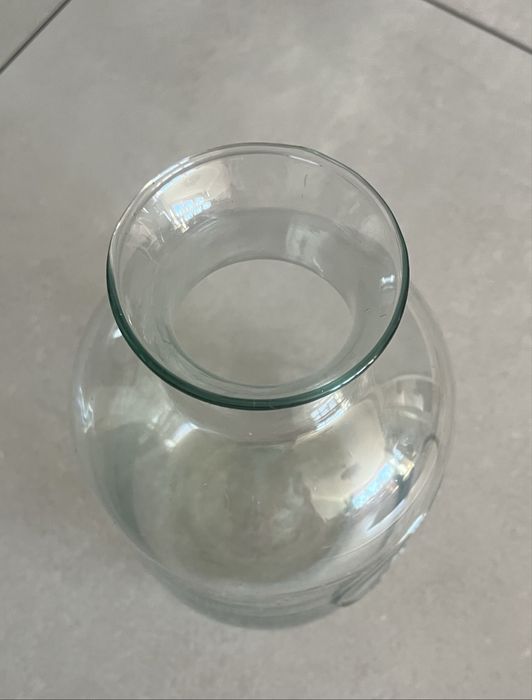 Szklane terrarium z bocznym otworem. Wazon