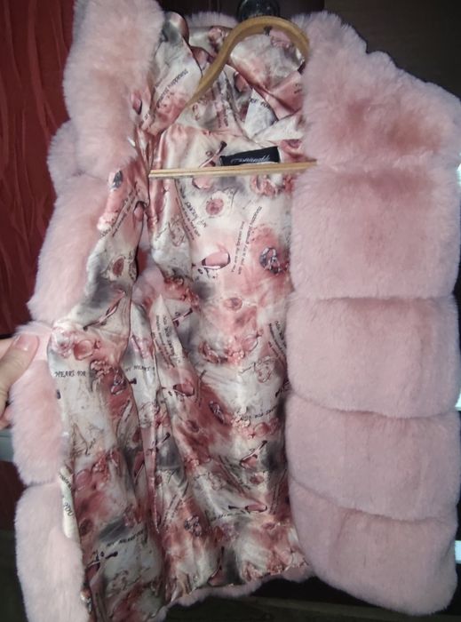 Жилетка хутряна з капішоном