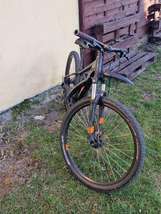Rower Cube lekkie ślady użytkowania.