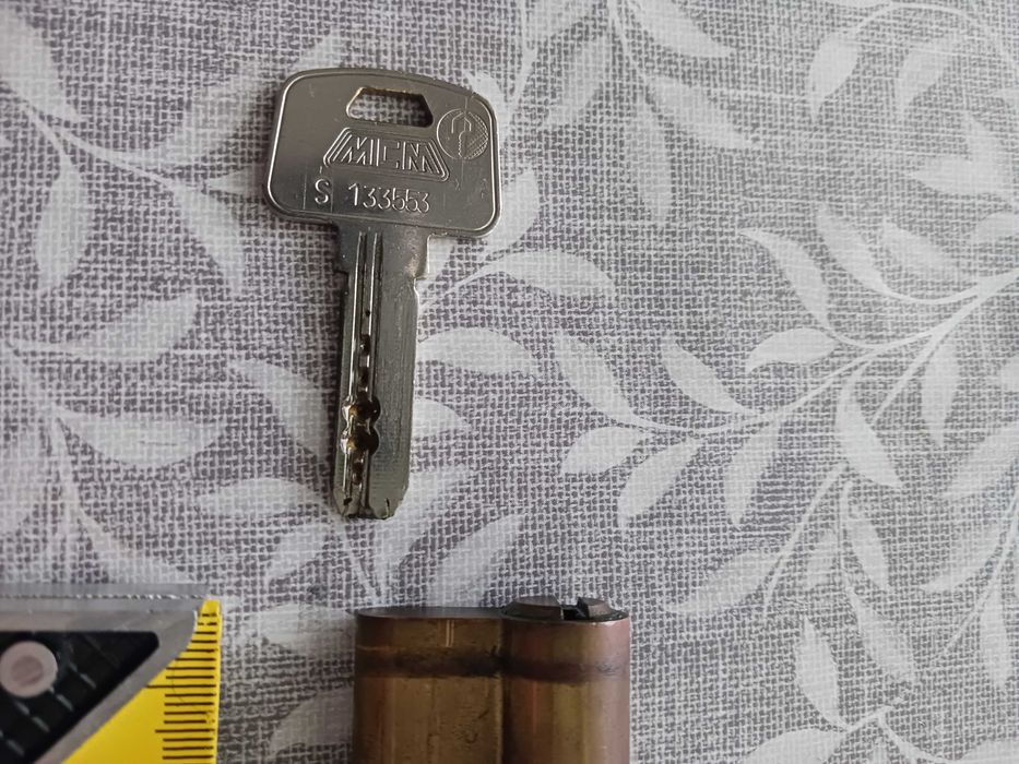 2 Canhões de fechadura com duas chaves cada