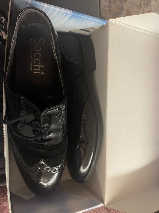 Sapatos pretos confortáveis
