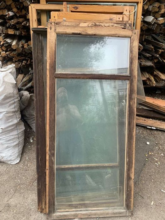 Деревянные  двери и окна в сборе