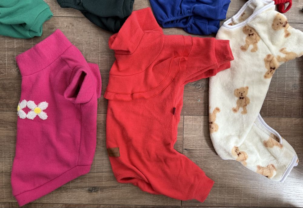 Одяг для собак жилетка, пончо, костюм