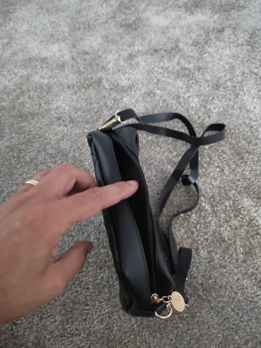 Pochete mala pequena tiracolo preta e dourada