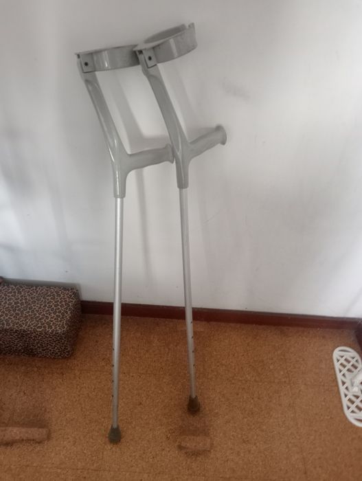 Material de Geriatria (Muletas, Cadeira Banho/bacia, Andarilho)