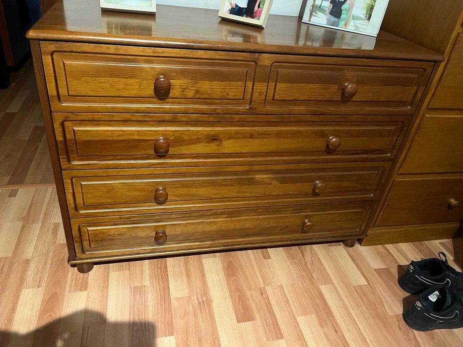 Cama,mesa de cabeceiras, cómoda a cama tem dois gavetões por baixo.