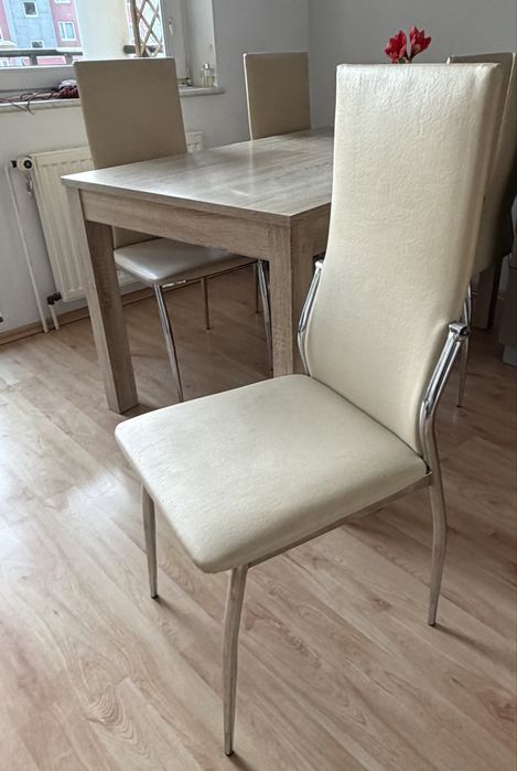 stół z krzeslami beżowy