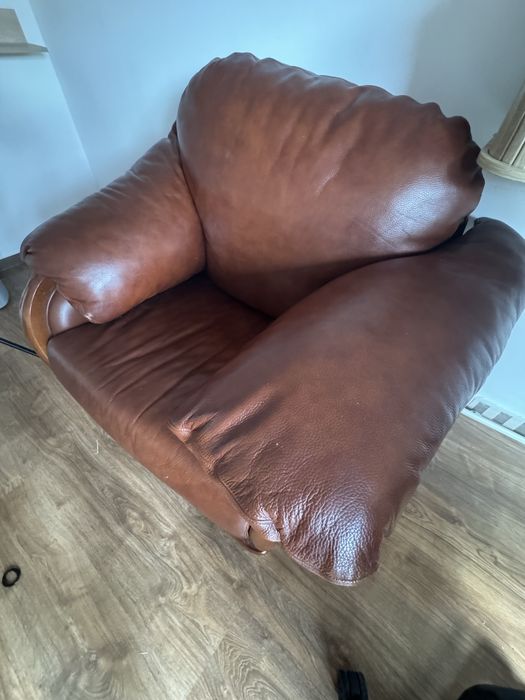 Poltrona Couro Marrom ( 2 unidades 60€ cada)