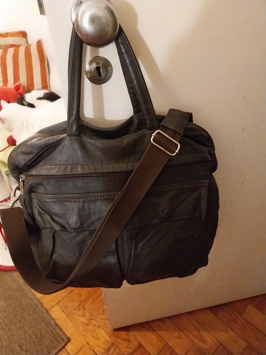 Mala tipo sacola com muito espaço em cabedal