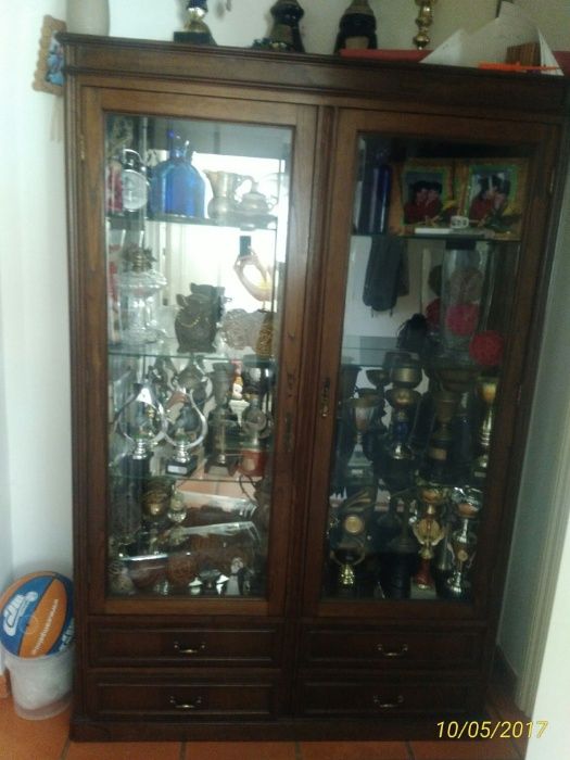 Cristaleira toda em madeira e castanho